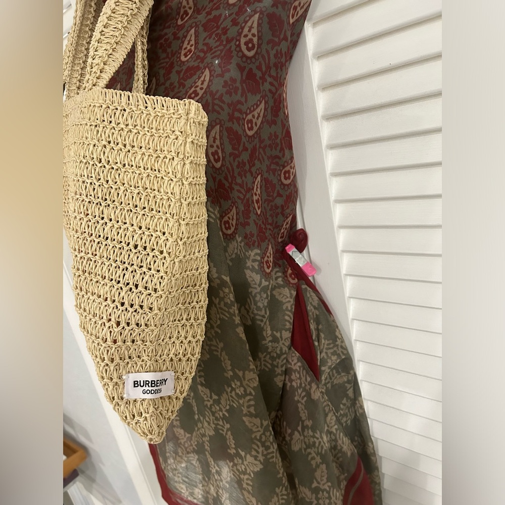 Burberry goddess limited edition straw tote bag - Picture 5 of 7
